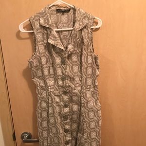 Women sleeveless button up dress with pockets!